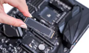 Eine Hand hält eine M.2 SSD, bereit für den Einbau in den entsprechenden ssd steckplatz mainboard.