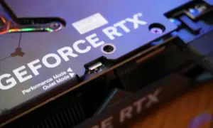 Nahaufnahme der RTX 4070 Ti Grafikkarte mit dem Schriftzug "GEFORCE RTX" und den Modi "Performance Mode" und "Quiet Mode".