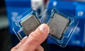 Zwei Intel Core i7 Prozessoren, 17-13700K und 17-12700K, werden für einen Test gehalten.