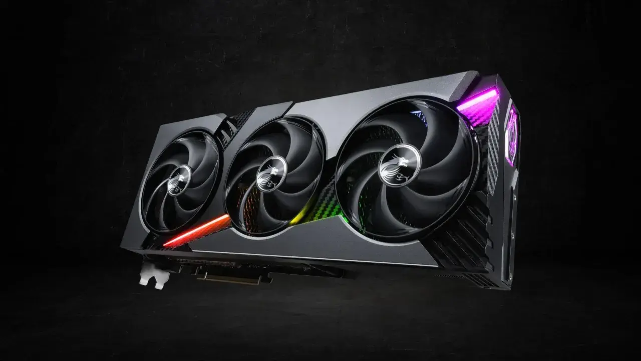 Leistungsstarke Grafikkarte mit drei Lüftern und RGB-Beleuchtung, ideal für einen GPU-Vergleich.